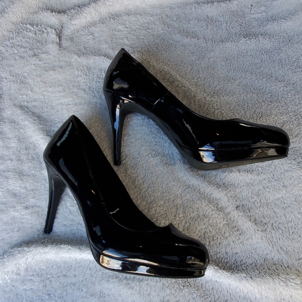 Black bbn patent pumps